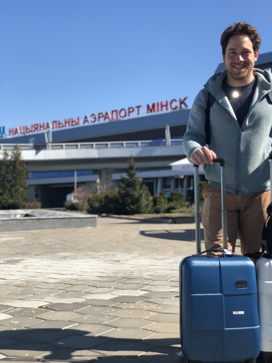 Wer Kyrillisch lesen kann, ist im Vorteil. Ganz klar: Alexandre steht vor dem Flughafen Minsk