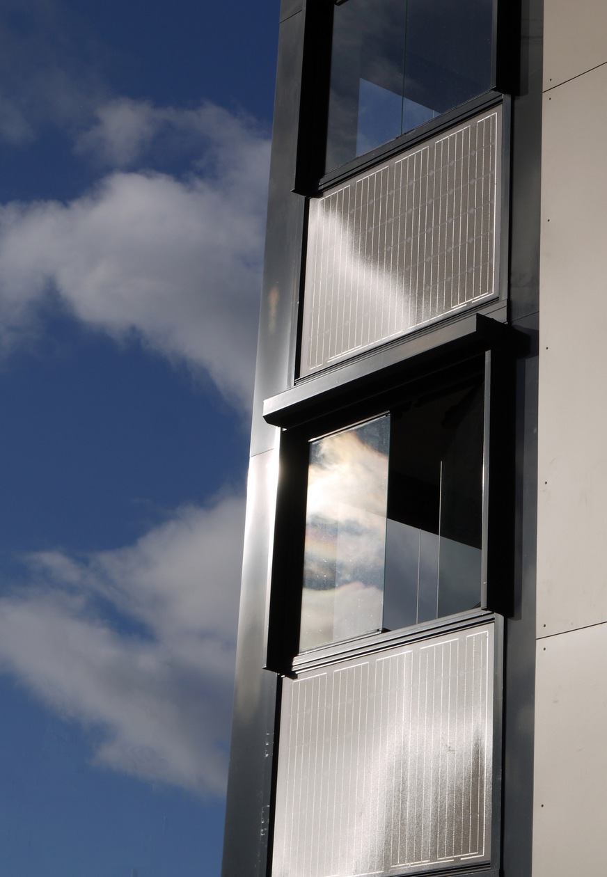 Zum Einsatz kommen die Balkone mit integrierten Photovoltaik-Elementen auch bei einem mehrgeschossigen Wohnungsbau in der Schweiz