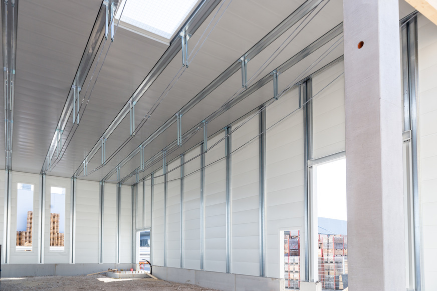 Mit der speziellen Domico Unterspanntechnik können Dächer mit Spannweiten bis zu 30 Metern überbrückt werden; SMW erhält damit den gewünschten Freiraum für eine effiziente Maschinenplatzierung und Lagerlogistik.