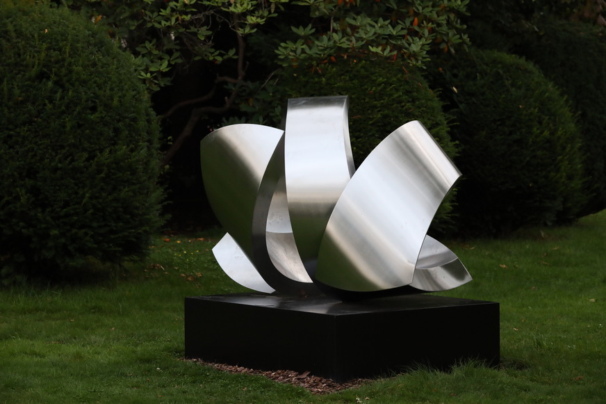 Edelstahl-Skulptur von René Dantes