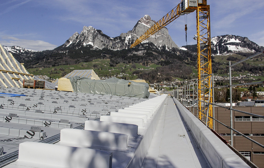 Sicher: dichtes Unterdach mit Folienrinne und eingeschweißter Konterebene