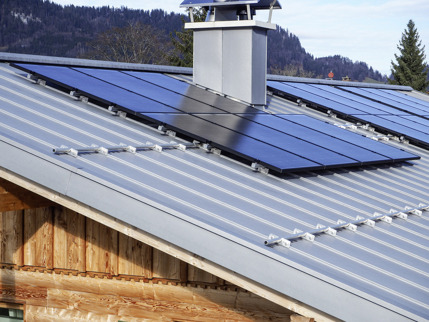 Die praxiserprobten Solarhalter für Stehfalzdächer basieren auf den Montagesystemen für Schneefangeinrichtungen
