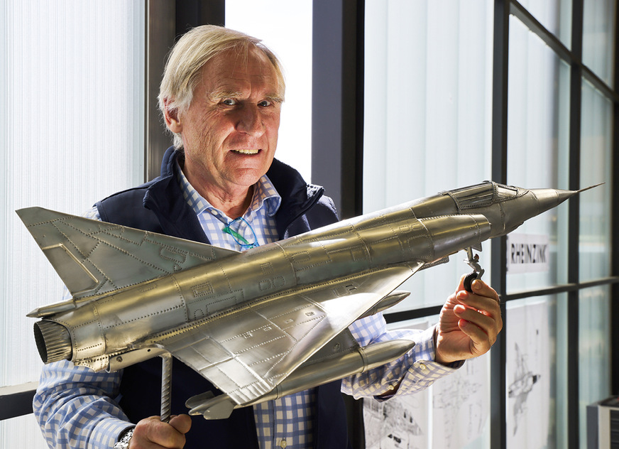 Workshopleiter Friedrich Reinbold mit seinem Modell der Mirage III