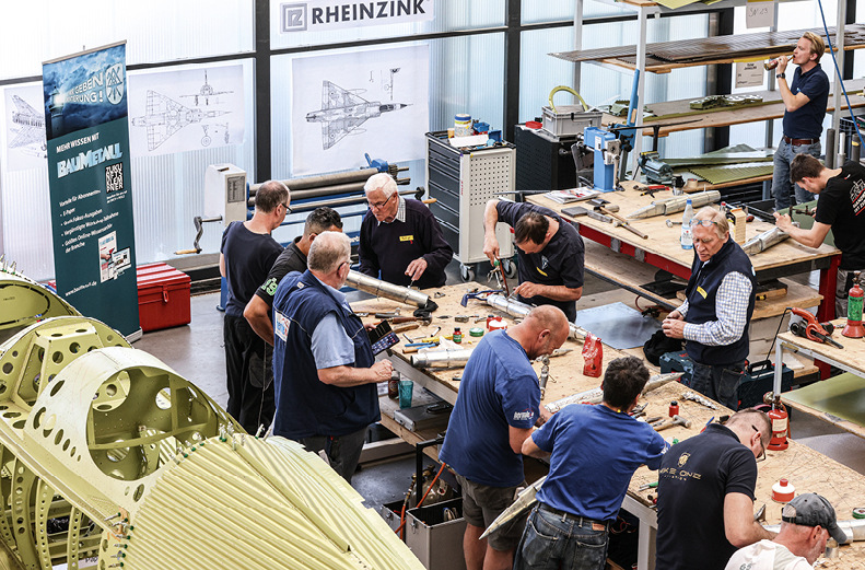Mittendrin: Der Workshop findet in einer Montagehalle der Kaelin Aero Technologies GmbH statt