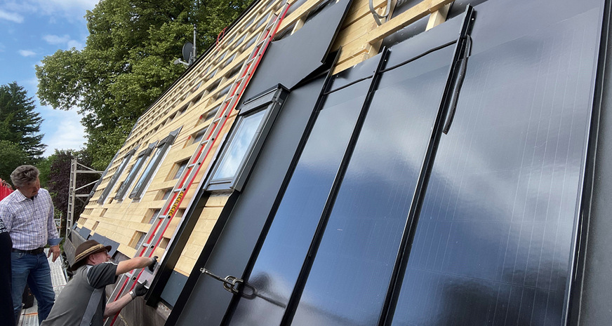 Im Wechsel: Aluminium-Stehfalzscharen und Roofit.Solar-Elemente