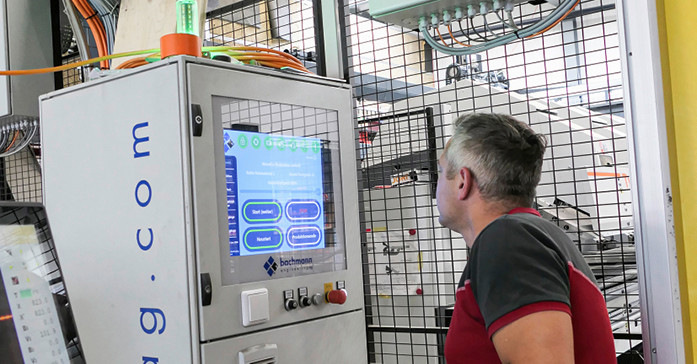 Steile Lernkurve: Mittlerweile ist Werkstatt- und Produktionsleiter Henry Zyrus mit der Robotersteuerung des Handlingsystems vertraut