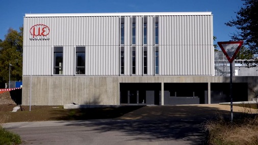 Das Firmengebäude des Hightech-Unternehmens mit perforierter Fassade aus farbbeschichtetem Aluminium - © Jung Sanitärtechnik & Klempnertechnik
