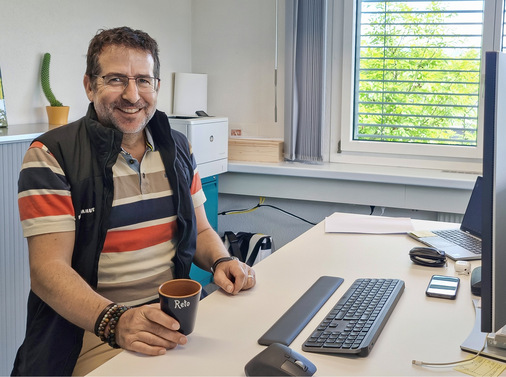  Reto Bocchetti, Geschäftsführer der Bauimpuls AG, in Heimberg bei einer Tasse Büro-Tee - © Bild: Bauimpuls AG