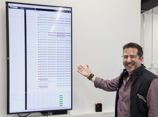  Reto Bocchetti zeigt einen Monitor, der alle relevanten Informationen für seine Teammitglieder zugänglich macht - © Bild: BAUMETALL