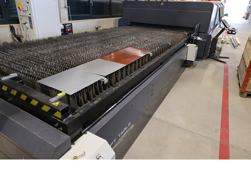 Die mit Wechseltischsystem und Hebeeinheit ausgestattete Laserschneidanlage verarbeitet verschiedene Baumetalle in einem Arbeitsgang - © Bild: BAUMETALL