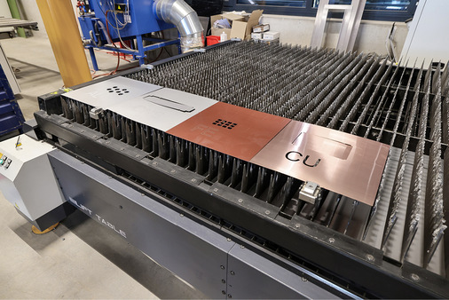 Die mit Wechseltischsystem und Hebeeinheit ausgestattete Laserschneidanlage verarbeitet verschiedene Baumetalle in einem Arbeitsgang - © Bild: BAUMETALL