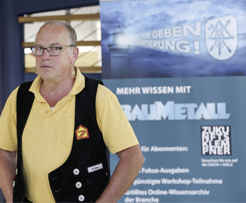 Initiator und Workshopleiter Rainer Löber vor dem BAUMETALL-Rollup - © Bild: BAUMETALL