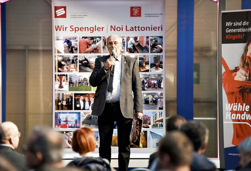  In Aktion: Hubert Trenkwalder bei einer Innungsversammlung der -Südtiroler Spengler - © Bild: Riccardo Dicurti / Trenkwalder