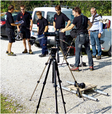  Hubert Trenkwalder (r.) bei den Dreharbeiten des iib-Videos „Abenteuer Dach“ im Jahr 2013 - © Bild: BAUMETALL