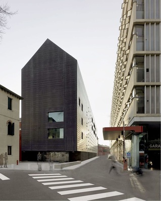 Nominiert: Dieses neue Gerichtsgebäude in Venedig überzeugt mit seiner Kupferfassade aus großformatigen voroxidierten Elementen - © Foto: Pietro Savorelli
