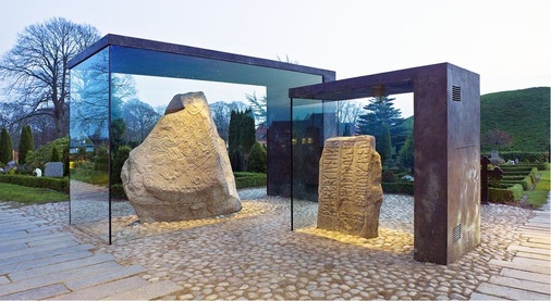 Nominiert: Die zum Unesco-Weltkulturerbe zählenden Runensteine in Dänemark werden von ­großformatigen und Bronze-bekleideten Winkeln geschützt - © Jens Lindeh
