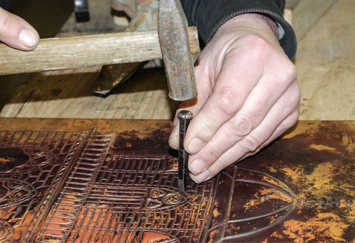 <p>
Mit Hammer und Punze entstehen filigrane Bilder auf Kupferplatten. Entsprechende Referenzobjekte präsentiert Klempnermeister Weber auch auf Messen
</p>

<p>
</p> - © Bild: Fotograf / Kollektion / Thinkstock

