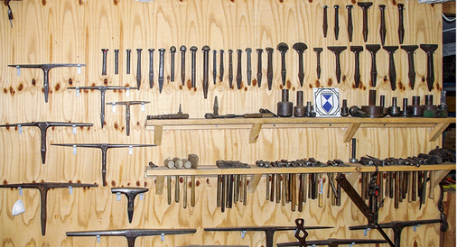 <p>
Eine Sammlung teils historischer Werkzeuge zur Metallbearbeitung ziert eine ganze Wandin Webers Blechwerkstatt
</p>