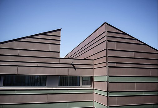 <p>
Der Farbwechsel an der Fassade sowie die beiden gegeneinander gestellten Pultdächer erzeugen eine gewisse Leichtigkeit 
</p>
