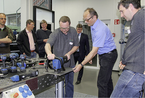 <p>
Stefan Schuler mit Joachim Bürklen beim Nibbeln einer 5-mm-Stahlplatte
</p>