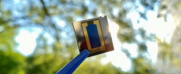 Perowskit/CIS-Tandem-Solarzellen wandeln bereits jetzt einen relativ großen Anteil des einfallenden Lichts in Strom um. Zukünftige Entwicklungen können den Wirkungsgrad weiter verbessern - © Marco A. Ruiz-Preciado, KIT
