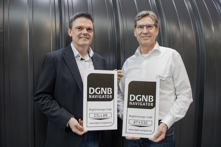 Im Rahmen einer offiziellen Übergabe
nahm Frank Anders, Geschäftsführer
Rib-Roof, (rechts) das DGNB Navigator
Label von Ralf Pimiskern, dem
Abteilungsleiter DGNB Zertifizierung,
entgegen. - © Zambelli Holding GmbH
