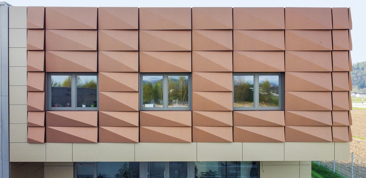   Geknickte Fassadenelemente erinnern an eine geschuppte Drachenhaut - © Bild: TR Flachdachbau GmbH