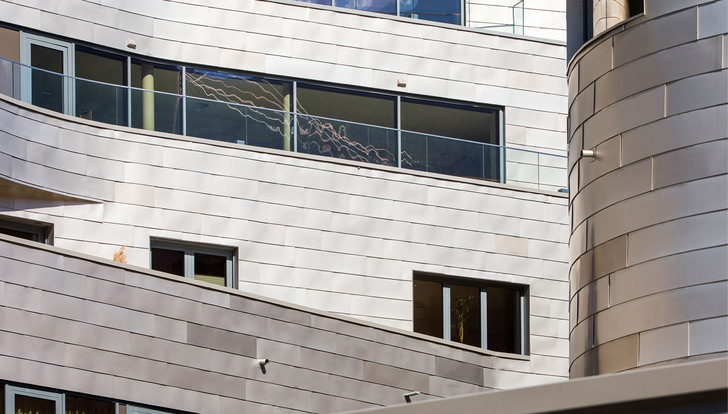 Fassade aus HFX Edelstahl mit Dura-Oberfläche in sanftem Champagnerton - © Bild: Dietmar Walser / Roofinox