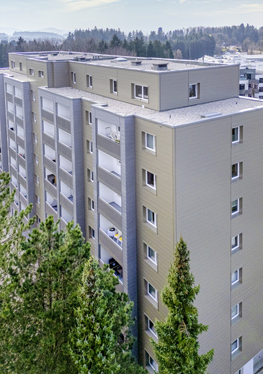2100 m² Domico-Planum-Fassade aus 1,0-mm-Aluminium. Oberfläche: Bronze und RAL 9007, SP-beschichtet - © Bild: Gemeinnützige Siedlungsgesellschaft m.b.H.