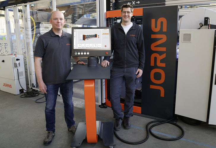 Reto Staeger und Pascal Guyot präsentieren die neue Jorns-Maschinensteuerung JC 100 - © Bild: Jorns AG