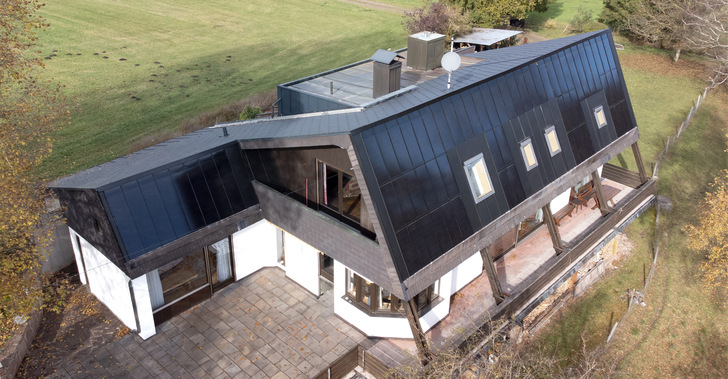 Formschön: Die PV-Elemente von Roofit.Solar fügen sich harmonisch in das Aluminium-Stehfalzdach ein - © Bild: Haushaut