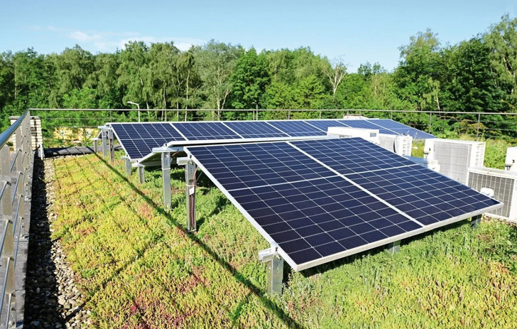 Die Solarunterkonstruktion „Miralux Green“ erlaubt eine Kombination von Photovoltaik und extensivem Gründach - © Richard Brink GmbH & Co. KG