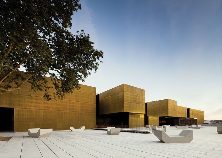 Das Kulturzentrum „Plattform für Kunst und ­Kreativität“ in Guimarães, Portugal, ist Hauptpreisträger des ­diesjährigen European Copper in Architecture Awards - © João Morgado - Architecture Phoptography
