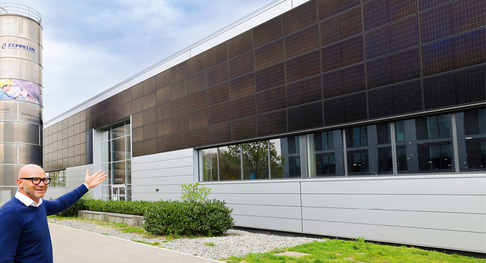 © Bild: BAUMETALL Ingo Gramm präsentiert eine Pro+-Stahlmodul-Fassade mit flächenbündig integrierten PV-Modulen