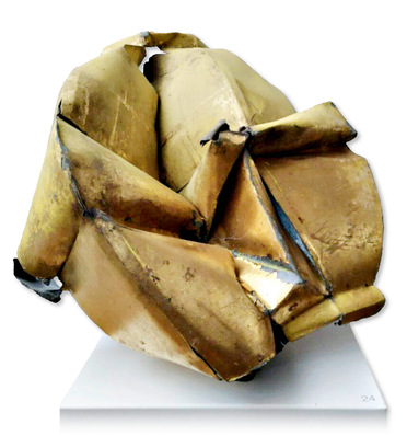 © Bild: Herbert Eichhorn Ist es die bei der Sanierung der Karseer Kirche beschädigte Kirchturmkugel oder doch eine moderne Plastik?