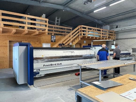 © Hans Schröder Maschinenbau GmbH Die Power Bend Multi mit drehbarer Oberwange und zweiachsigem Hinteranschlag für das konische Biegen