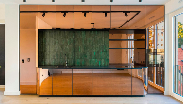 © Bild: MFG-Design und Alexandra von Frankenberg Eine mit Edelstahl bekleidete Einbauküche präsentiert sich in warmem Kupferfarbton
