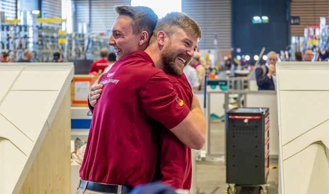 © Bild: D.Gramm Geschafft! Dennis Gramm und Trainer Benno Uhlmann sind stolz auf die erbrachte Leistung bei den Worldskills in Lyon