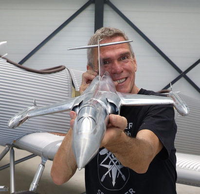 © BAUMETALL Immer wieder ein besonderes Veranstaltungshighlight! BAUMETALL-Chefredakteur Andreas Buck mit dem fertigen Modell eines Starfighters aus Titanzink