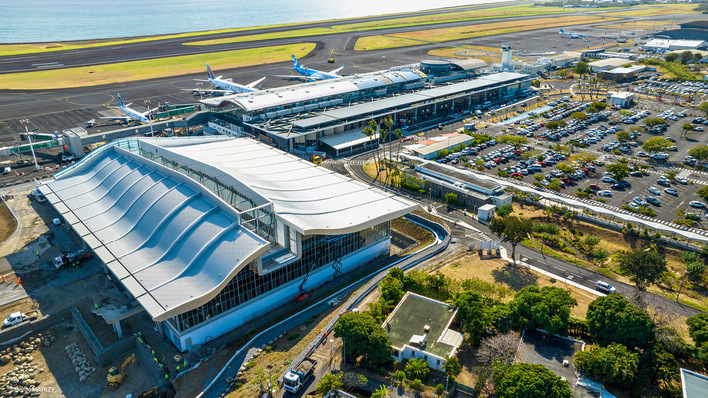 © Bild: Serge Marizy Direkt an der Küste der Insel Réunion gelegen, wurde der Flughafen an die intensiver werdenden klimatischen Bedingungen angepasst und mit nachhaltigen Baumaterialien saniert