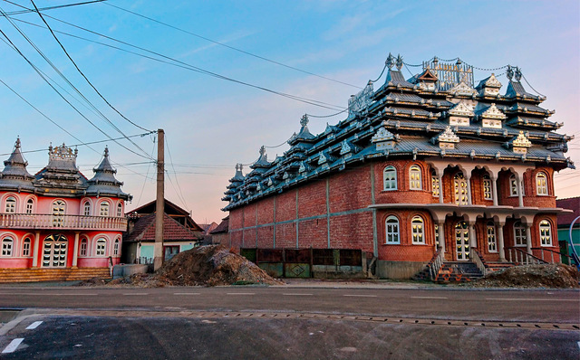 © Bild: Marvin Bellmann Die opulenten, palastartigen Gebäude sind in der Kultur der Kalderasch ein Wohlstandssymsbol