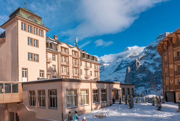 © Bild: Cidan Seit 1874 erhebt sich das Palace auf dem höchsten Punkt der Bergterrasse von Mürren. Es gilt als das älteste Palace-Hotel der Schweiz. Im Jahr 2024 wurde das historische Gebäude saniert und durch einen modernen Neubau ergänzt