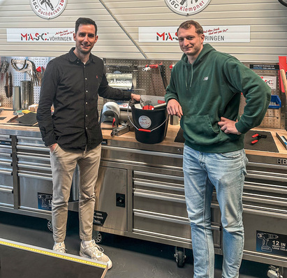 © Bild: M.A.S.C. Bauartikel Vertriebs GmbH Von links nach rechts: Christian Semler, der prall gefüllte, zu gewinnende M.A.S.C.-Flat-King-Dacheimer und Benedict Fischer