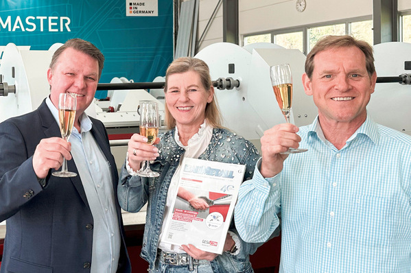 © Bild: Biegemaster Mario Traub mit Bettina und Mark Wirth, Sperr & Lechner