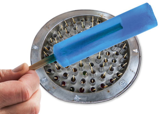 Gern! Für ein Bild im Kontext von baumetall.de und der genannten Zielgruppe, beispielsweise zeigt das Bild eine Hand, die ein Werkzeug oder Material hält, könnte der optimierte Alt-Text so lauten: Alt-Text: „Hand hält ein verzinktes Blechprofil oberhalb einer nummerierten Metallform – Demonstration präziser Verarbeitungstechnik für Dach- und Fassadenelemente im Spenglerhandwerk.“ Dadurch wird sowohl die Handlung als auch der Bezug zur Gebäudetechnik sowie zum Fachhandwerk deutlich gemacht. Aussehen, Funktion und Relevanz des gezeigten Gegenstands sind auf die Bedürfnisse der Zielgruppe abgestimmt. - © Bild: LOOKatBUCK