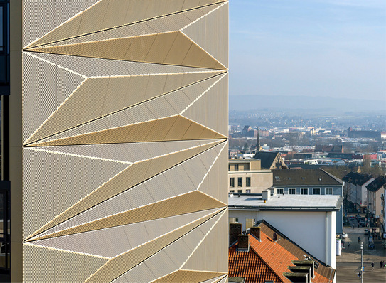 © Bild: Stefan Schilling Fassadensanierung mit perforierten Metallpaneelen. Objekt: GWH-Hochhaus in Kassel. Architektur: Dietz Joppien Hammerschmidt