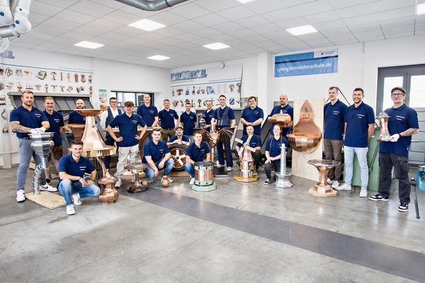 © Spengler-Meisterschule Würzburg So sehen stolze Spenglermeister aus. Das BAUMETALL-Team gratuliert herzlich!