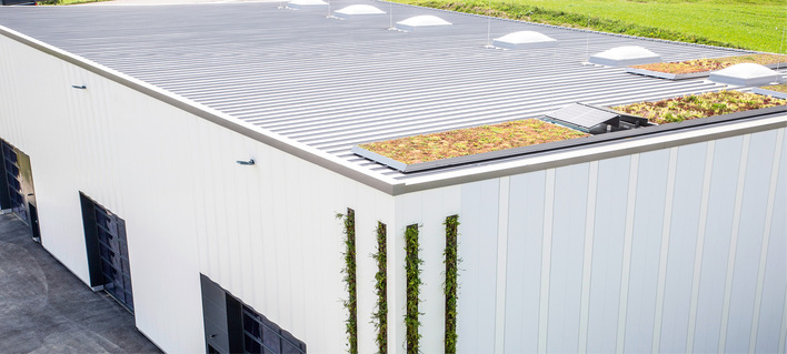 © Bild: Domico Fassadenbegrünungen werden heute zur gestalterischen, aber auch zur ökologischen und energetischen Verbesserung von Gebäuden eingesetzt. Vertikal und horizontal in die Fassade integrierbare Systemkomponenten sind in der Planum-Fassade sowie in Kassettenwänden von Domico verwendbar