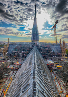 © Bild: Bernardo Galmarini - stock.adobe.com Ungewöhnlich: der Blick über die Baustelle von Notre-Dame auf Paris
