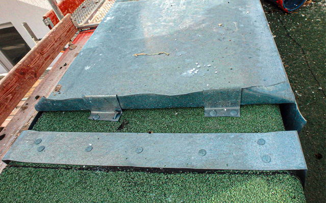 © Bild: Stelzer Kaum zu glauben: „Halteblechle“ aus Titanzink lediglich mit Dachpappstiften befestigt. Das kann nicht gutgehen